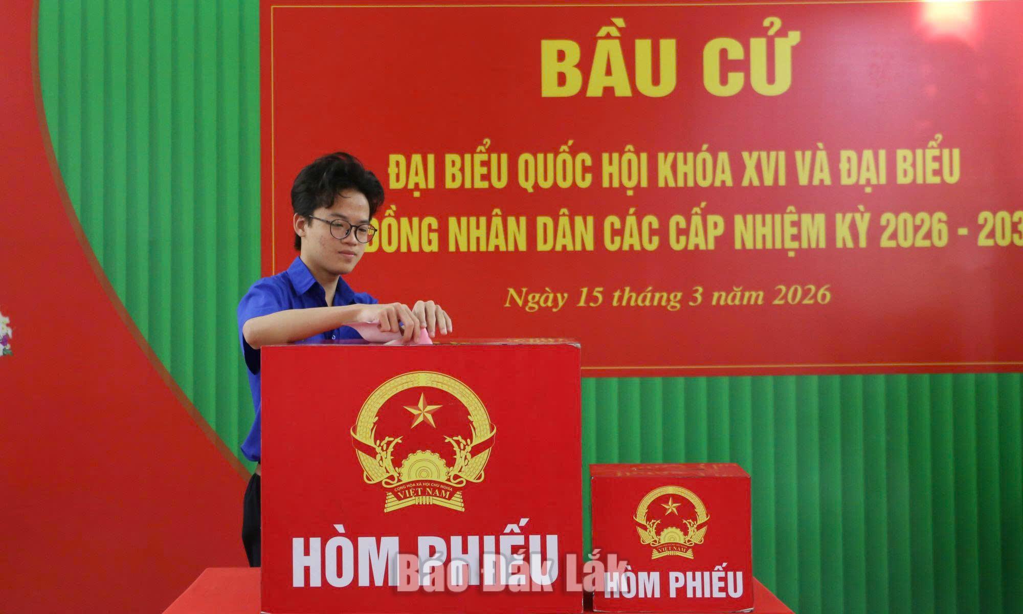 Em Đinh Tuấn Đạt (18 tuổi, học sinh Trường THPT Đông Du) lần đầu bỏ phiếu thực hiện quyền cử tri.