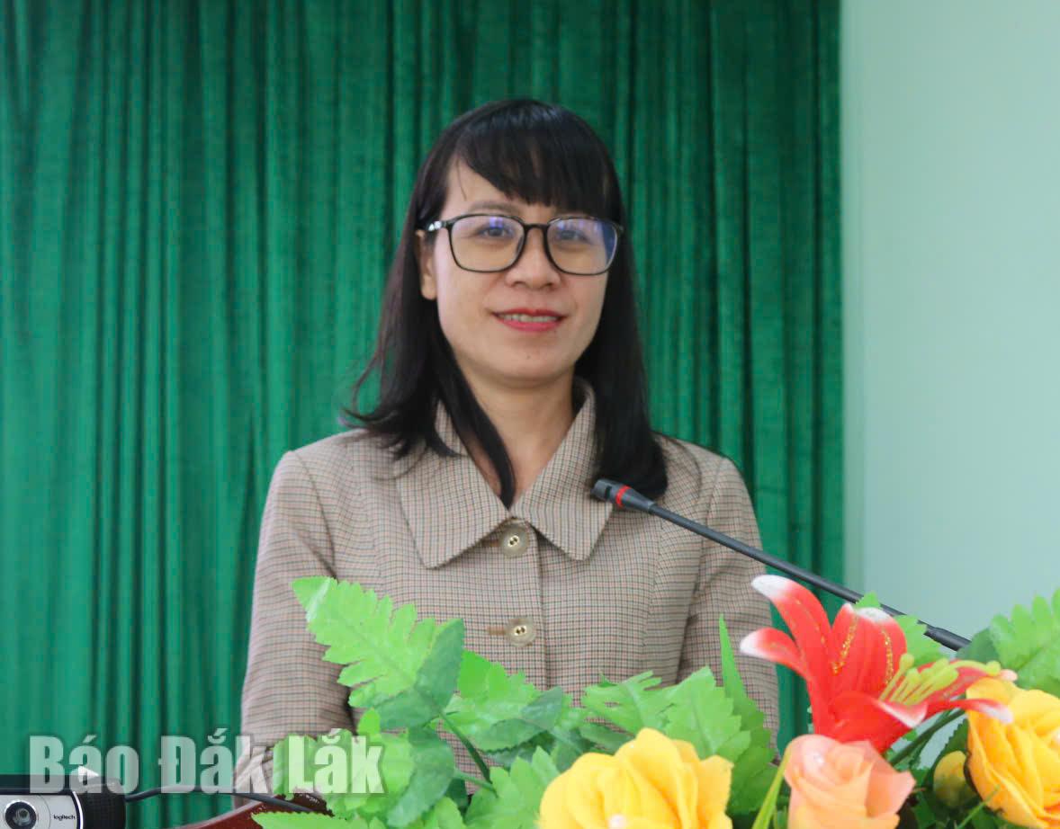 Đại biểu Huỳnh Thị Hà, Trưởng phòng Tài chính Hành chính sự nghiệp, Sở Tài chính trình bày chương trình hành động tại hội nghị.