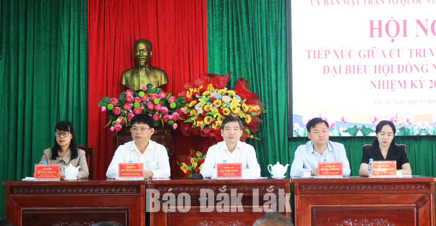 Các đại biểu Đơn vị bầu cử số 3 tiếp xúc cử tri xã Tuy An Nam.