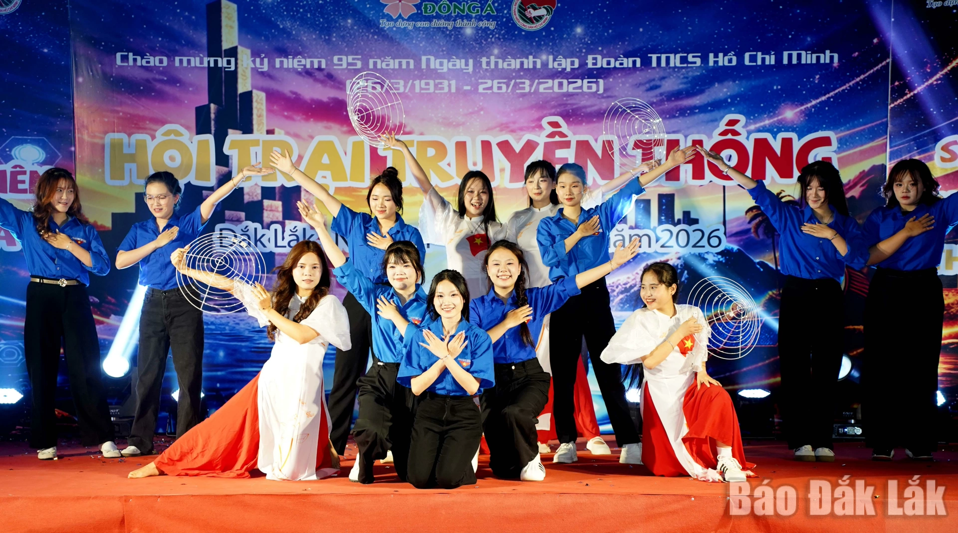 Một tiết mục văn nghệ của đoàn viên, thanh niên, sinh viênTrường Đại học Đông Á – Phân hiệu Đắk Lắk tại đêm hội trại.