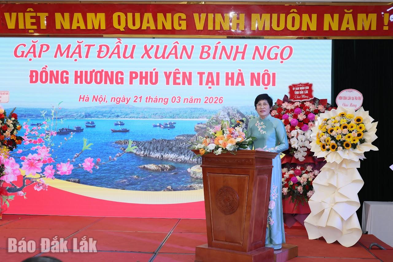TS Nguyễn Thị Thục Anh, Trưởng Ban Liên lạc Hội đồng hương Phú Yên tại Hà Nội đã báo cáo về hoạt động của Hội trong năm 2025. Ảnh: Dũng Dũng