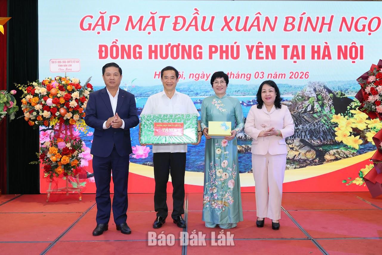 Lãnh đạo tỉnh Đắk Lắk tặng quà cho Hội đồng hương Phú Yên tại Hà Nội.