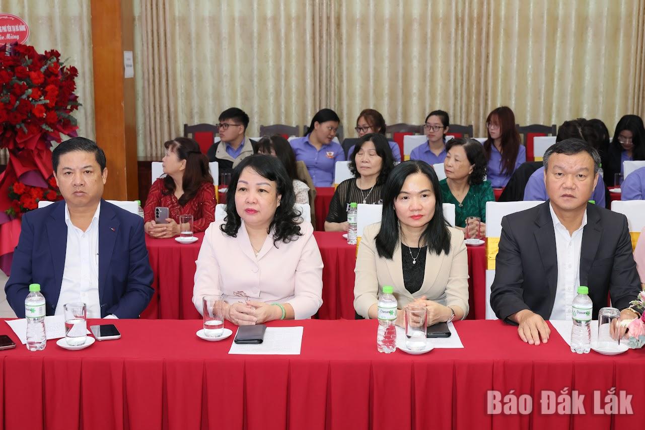 Các đồng chí: Lương Nguyễn Minh Triết, Ủy viên Ban Chấp hành Trung ương Đảng, Bí thư Tỉnh ủy; Cao Thị Hòa An, Ủy viên Ban Chấp hành Trung ương Đảng, Phó Bí thư Thường trực Tỉnh ủy, Chủ tịch HĐND tỉnh; Đinh Thị Thu Thanh, Ủy viên Ban Thường vụ Tỉnh ủy, Trưởng ban Tuyên giáo và Dân vận Tỉnh ủy; Đỗ Thái Phong, Phó Chủ tịch HĐND tỉnh; Đào Mỹ, Phó Chủ tịch UBND tỉnh tham dự buổi gặp mặt.