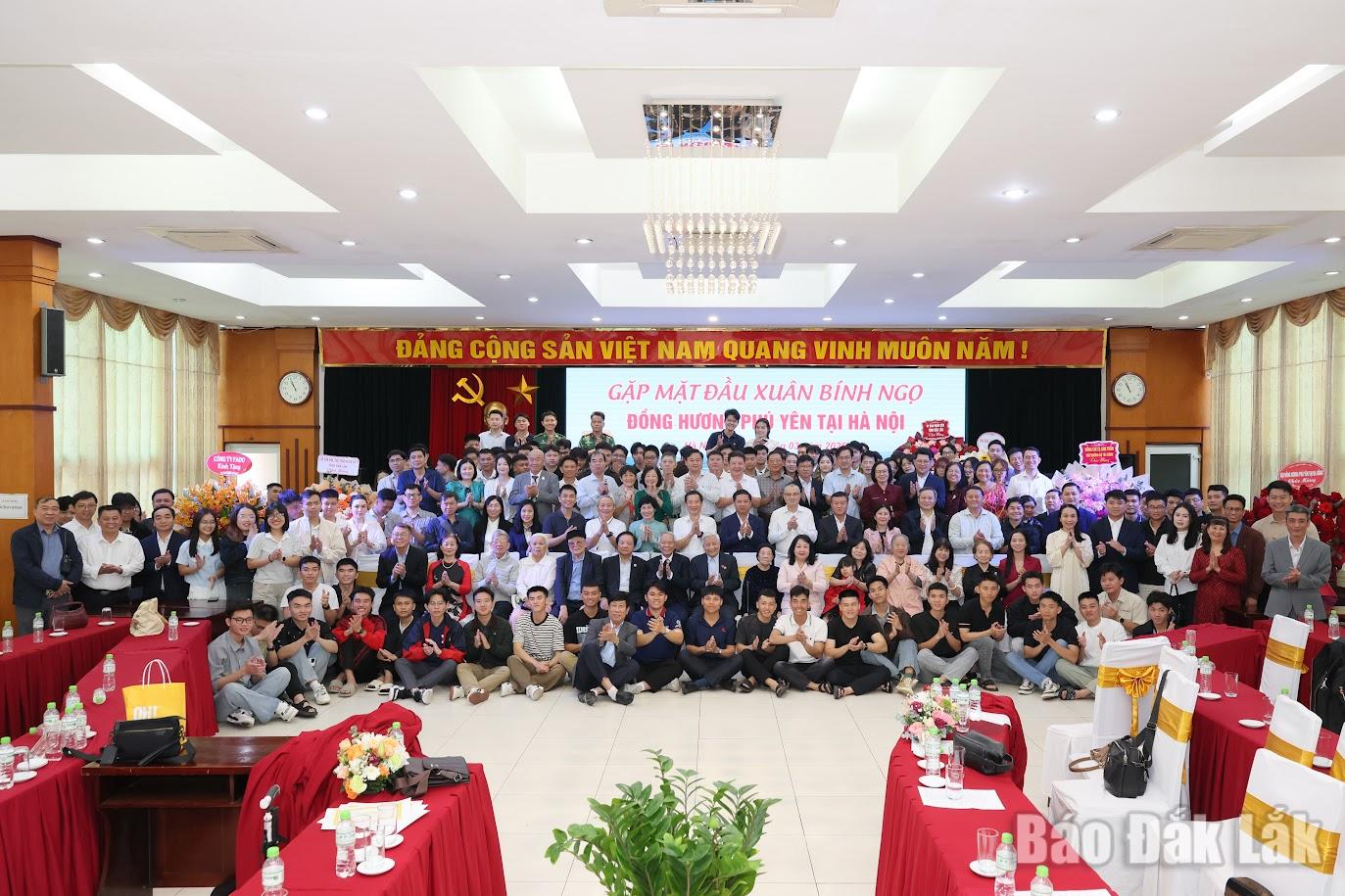 Các đồng chí lãnh đạo Trung ương, lãnh đạo tỉnh chụp hình lưu niệm cùng bà con đồng hương Phú Yên tại Hà Nội. Ảnh: Dũng Dũng