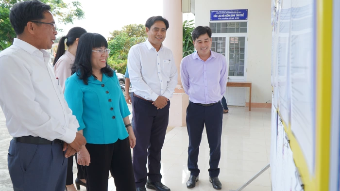 Phó Chủ tịch Thường trực UBND tỉnh kiểm tra công tác bầu cử tại xã Suối Trai, Sơn Hòa