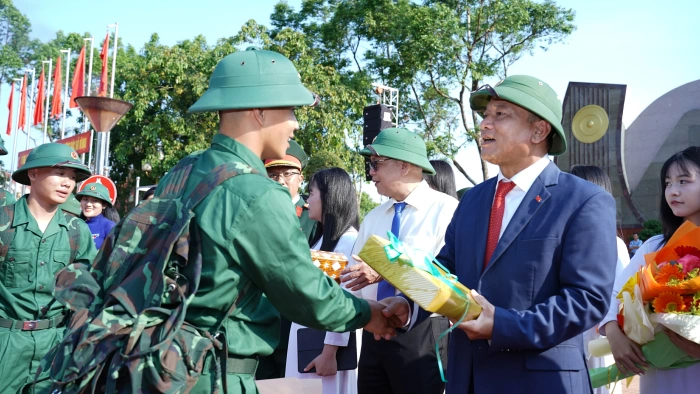 Phó Bí thư Tỉnh ủy Y Giang Gry Niê Knơng dự lễ giao nhận quân tại xã Ea Drăng