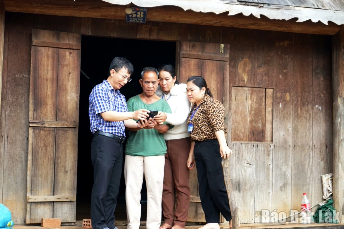 “Nhịp cầu” đưa công nghệ số đến buôn làng