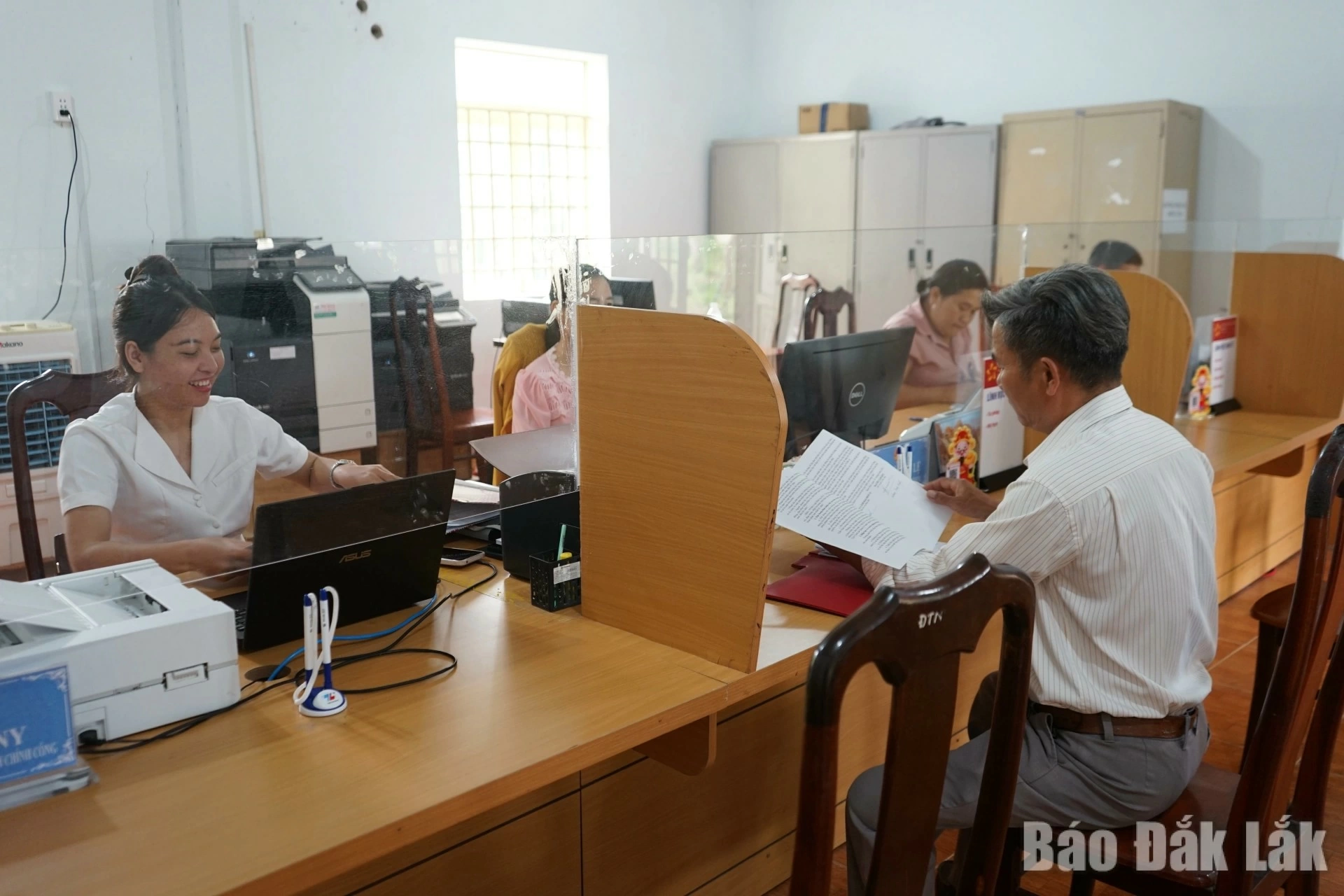 Officials at Buon Don Commune Public Administration Service Centre handling administrative procedures for residents.