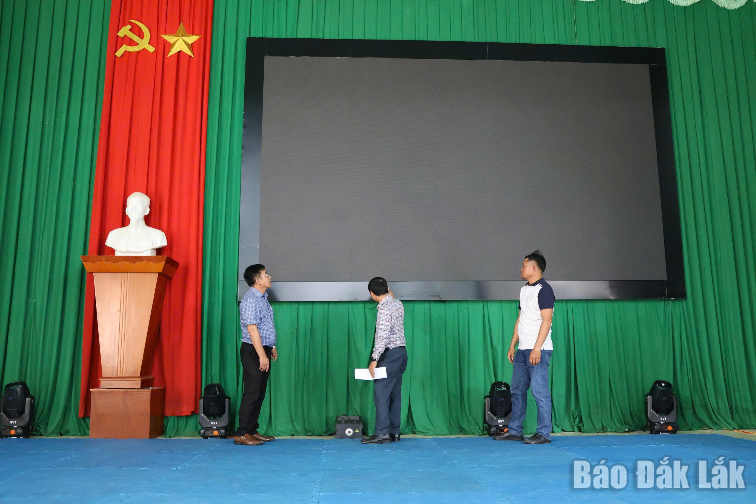 Cán bộ, lãnh đạo xã Ea Nuôl kiểm tra cơ sở vật chất, trang thiết bị phục vụ công tác bầu cử