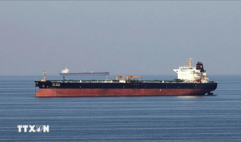Tàu chở dầu di chuyển qua eo biển Hormuz. Ảnh: TTXVN