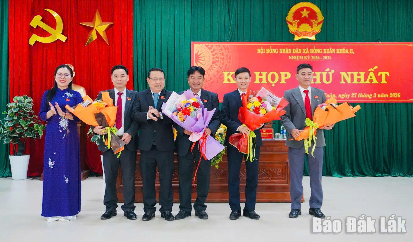 Lãnh đạo xã Đồng Xuân tặng hoa chúc mừng Chủ tịch, Phó Chủ tịch và các Ban HĐND xã nhiệm kỳ 2026-2031.