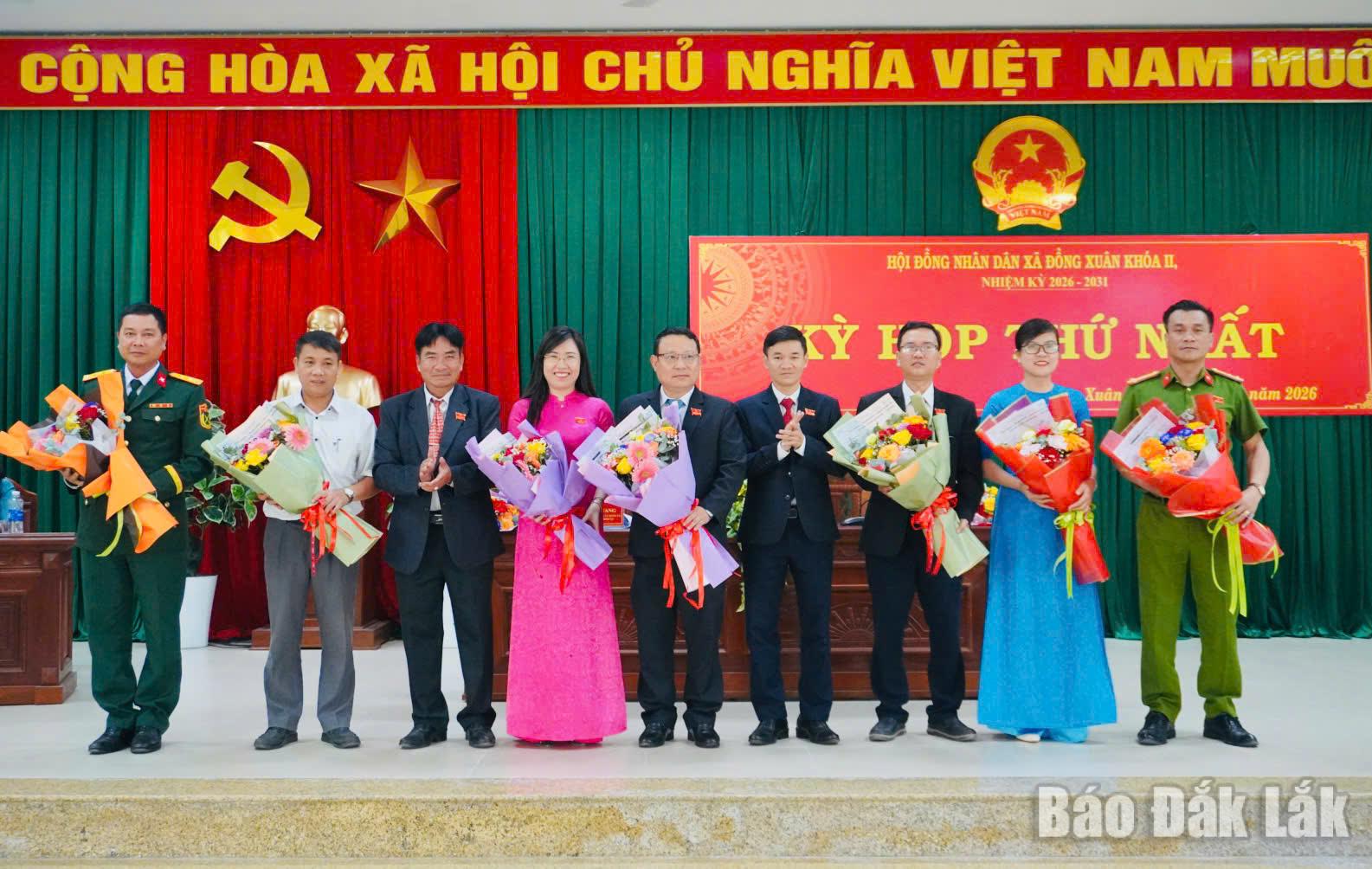 Ông Nguyễn Trung Tâm, Bí thư Đảng ủy xã, Chủ tịch HĐND xã tặng tặng hoa chúc mừng Chủ tịch, Phó Chủ tịch và các thành viên UBND xã nhiệm kỳ 2026-2031.
