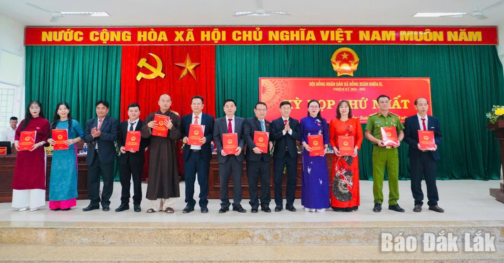 Lãnh đạo xã Đồng Xuân trao giấy chứng nhận đại biểu HĐND xã nhiệm kỳ 2026-2031 cho các đại biểu.