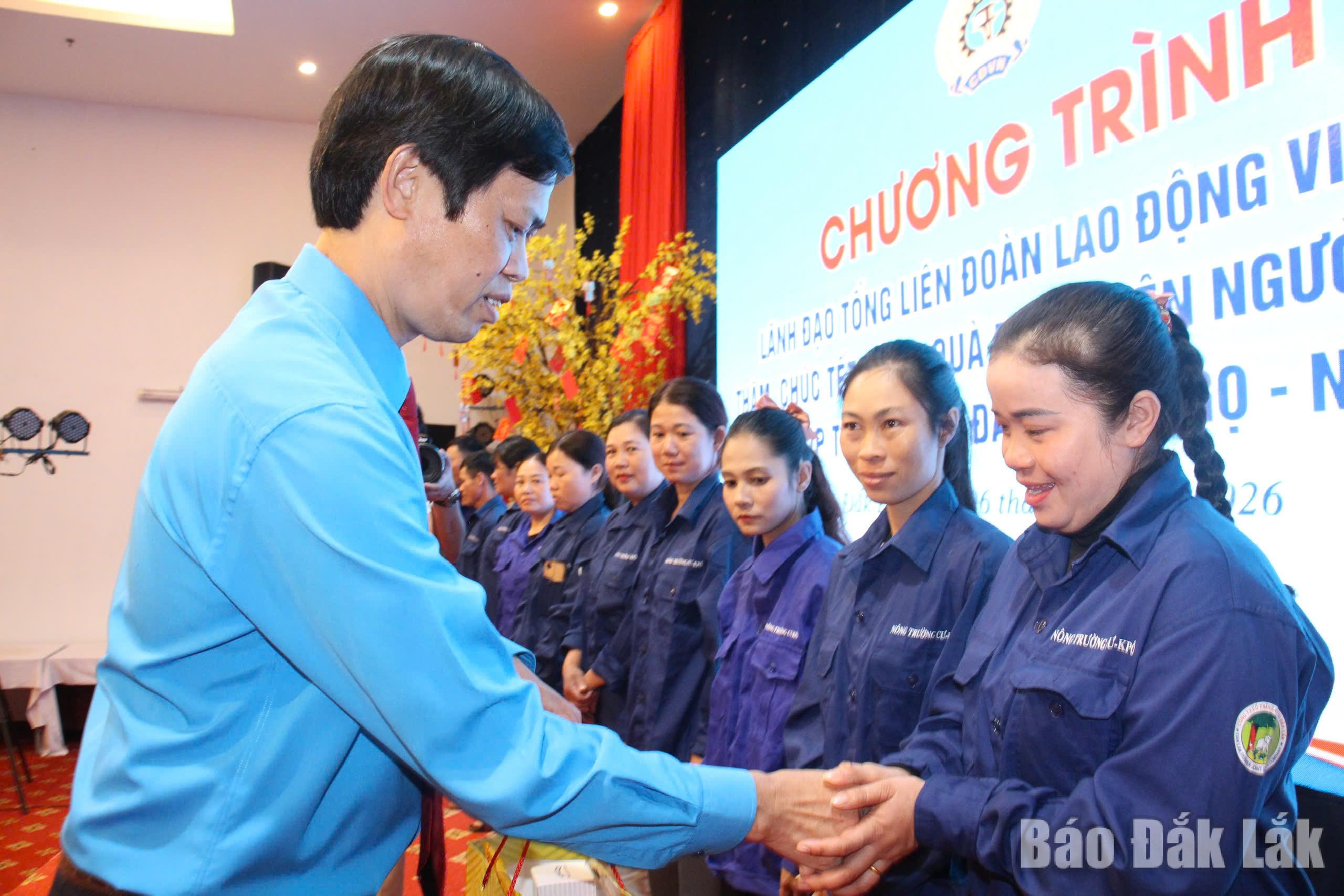 Chủ tịch LĐLĐ tỉnh Đắk Lắk Lê Văn Thành tặng quà cho người lao động có hoàn cảnh khó khăn.