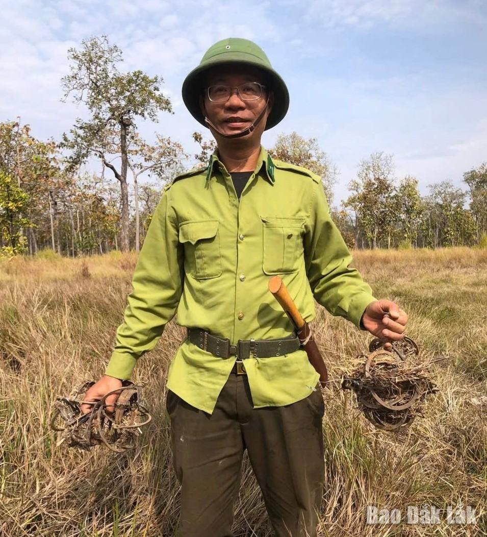 Cán bộ kiểm lâm Vườn Quốc gia Yok Đôn tháo gỡ nhiều bẫy thú 