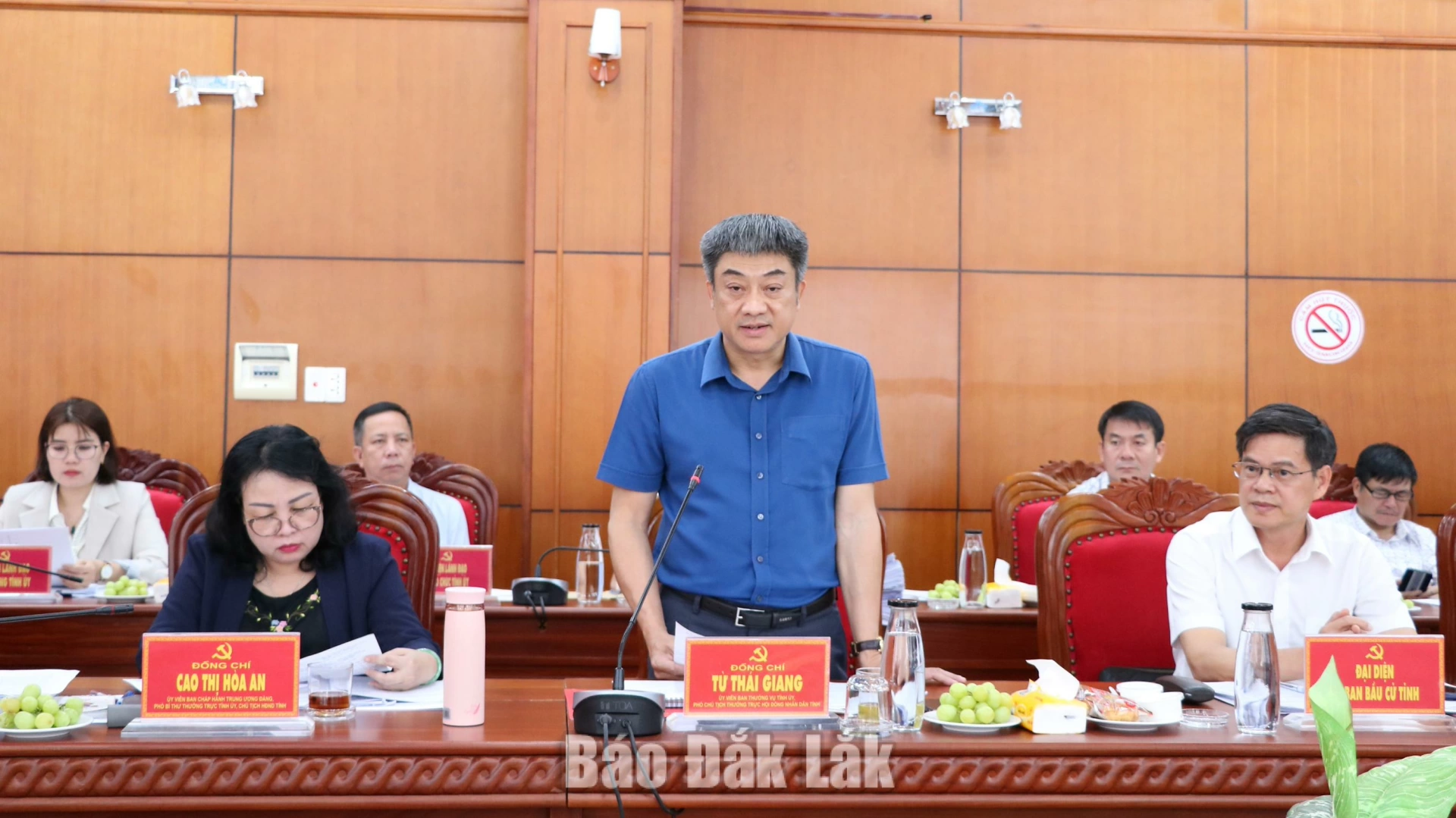 Đồng chí Từ Thái Giang, Ủy viên Ban Thường vụ Tỉnh ủy, Phó Chủ tịch Thường trực HĐND tỉnh phát biểu ý kiến.