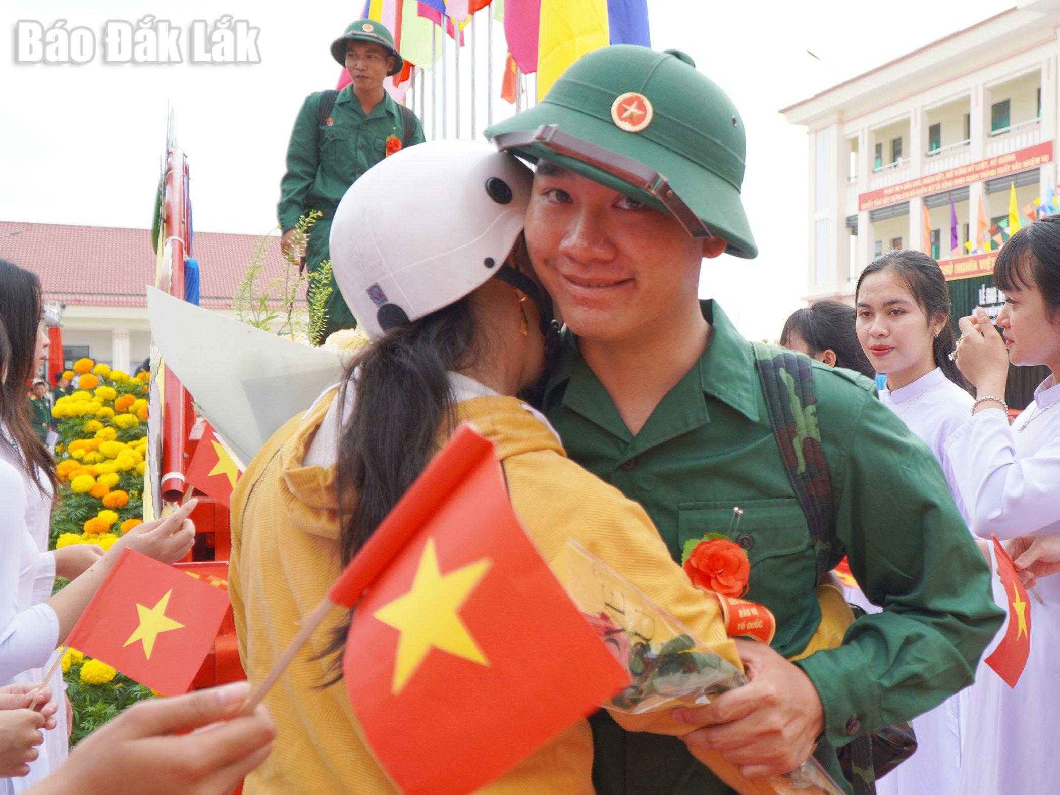 Thanh niên xã Sông Hinh chia tay người thân lên đường làm nhiệm vụ.