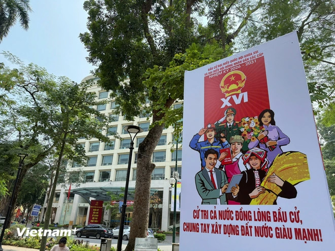 Pano tuyên truyền về bầu cử được đặt tại vườn hoa ngay trước tòa nhà Trung tâm Thông tấn Quốc gia. Ảnh: Huy Khánh/Vietnam+