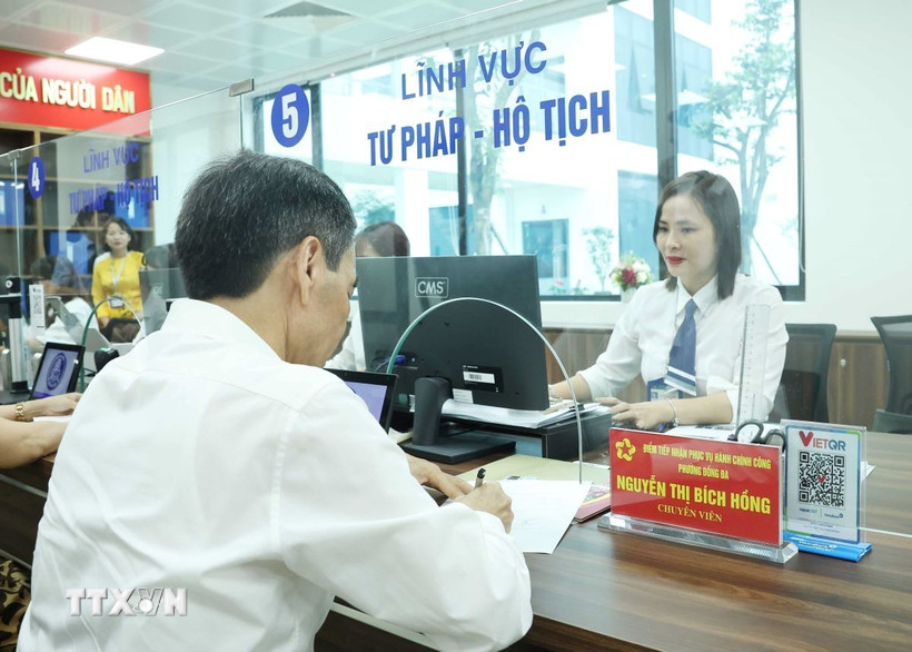 Trung tâm phục vụ hành chính công phường Đống Đa tại số 71 phố Tôn Đức Thắng. Ảnh: TTXVN