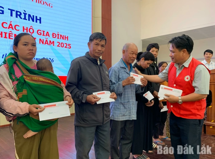 Trao 150 suất quà tặng người dân xã Ea Drăng khắc phục hậu quả thiên tai