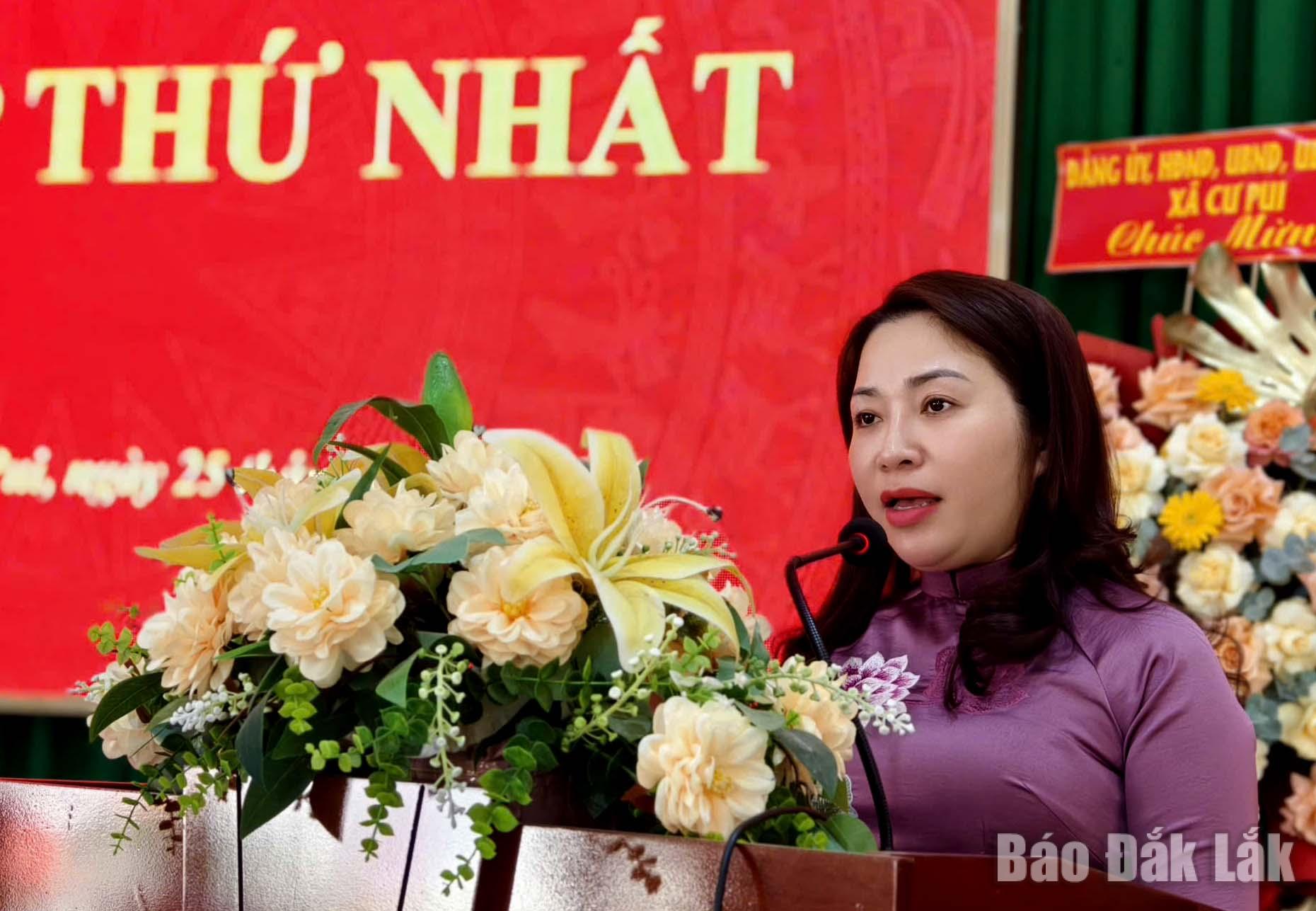 Đồng chí Phúc Bình Niê KDăm, Phó Chủ tịch HĐND tỉnh phát biểu tại Kỳ họp thứ Nhất xã Cư Pui.