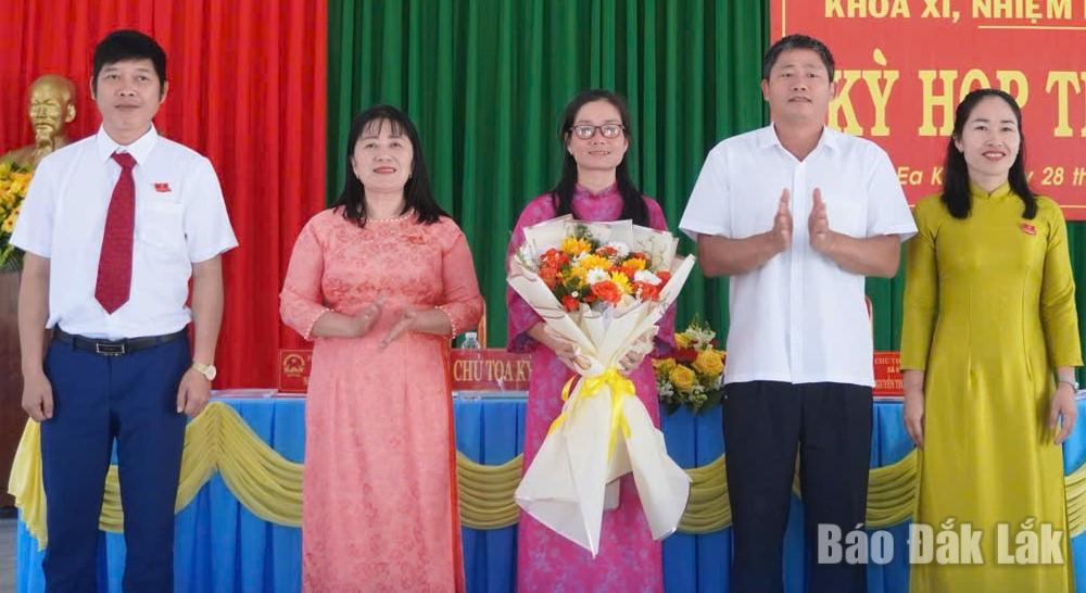 Tặng hoa chúc mừng Chủ tịch; Phó Chủ tịch; Trưởng các Ban của HĐND xã Ea Ktur.