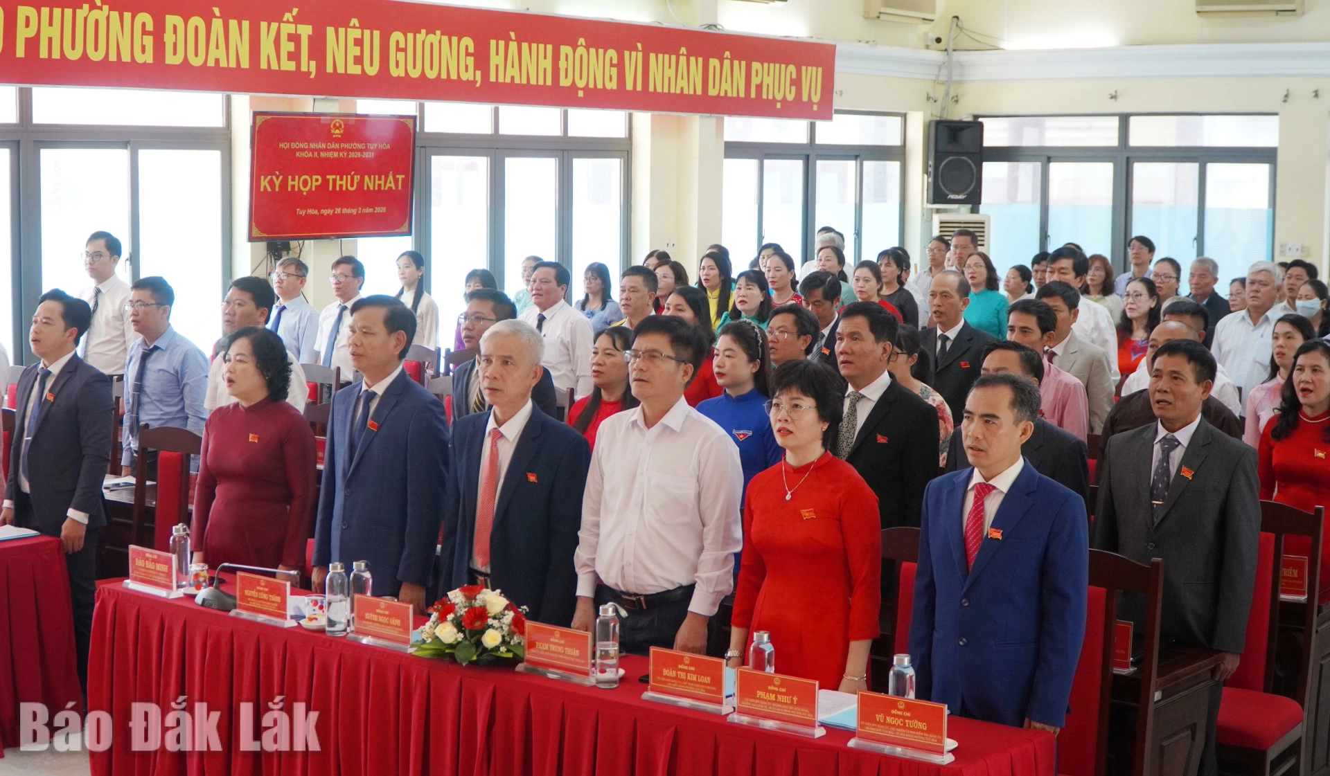 Các đại biểu và khách mời thực hiện nghi thức chào cờ.
