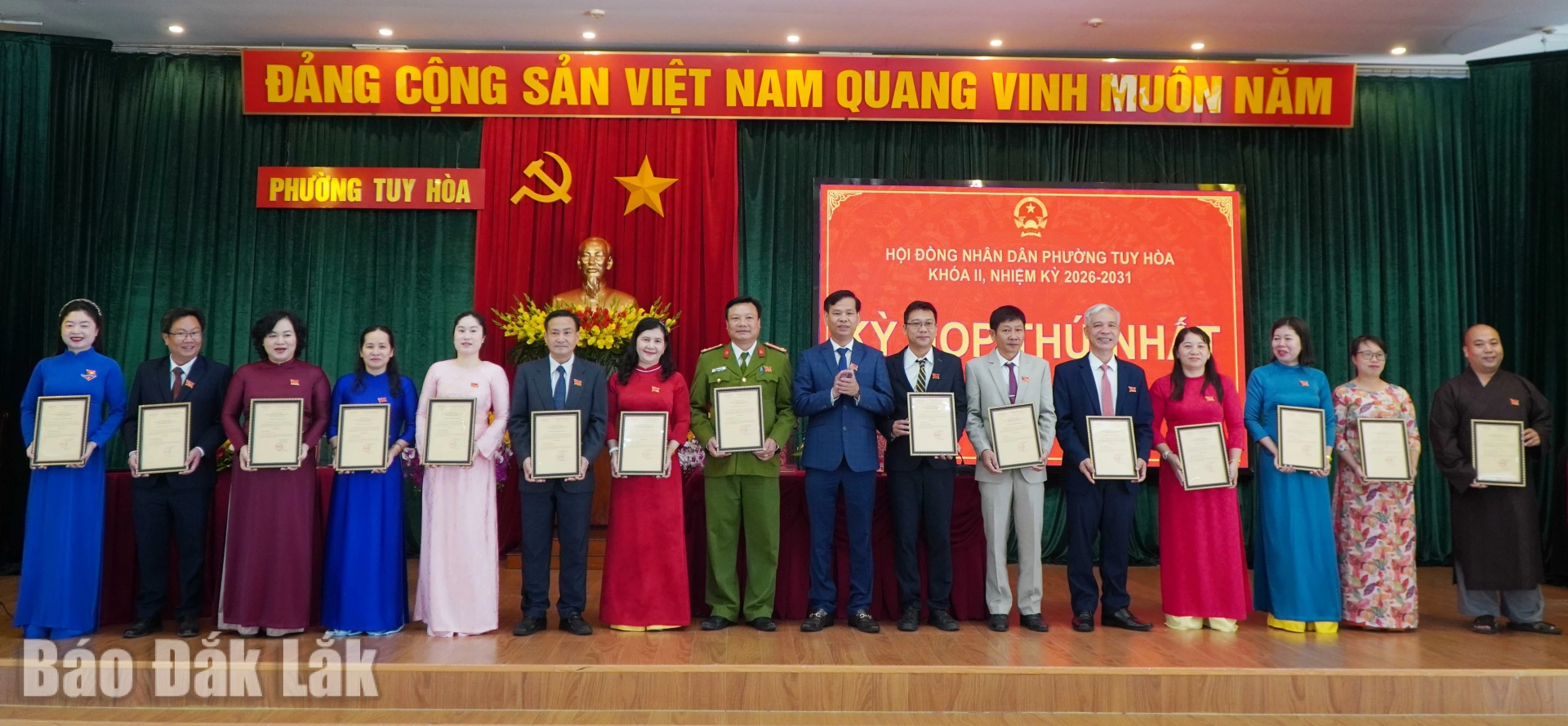 Các đại biểu HĐND phường Tuy Hòa khóa II, nhiệm kỳ 2026-2031 nhận giấy chứng nhận.