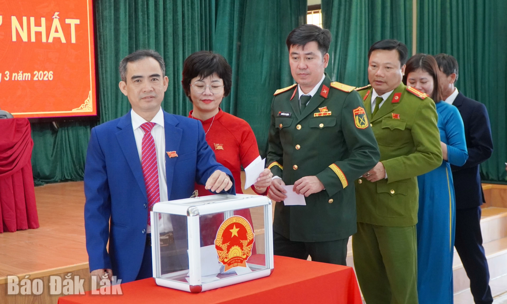 Các đại biểu HĐND phường Tuy Hòa khóa II bỏ phiếu bầu các chức danh HĐND và UBND phường.
