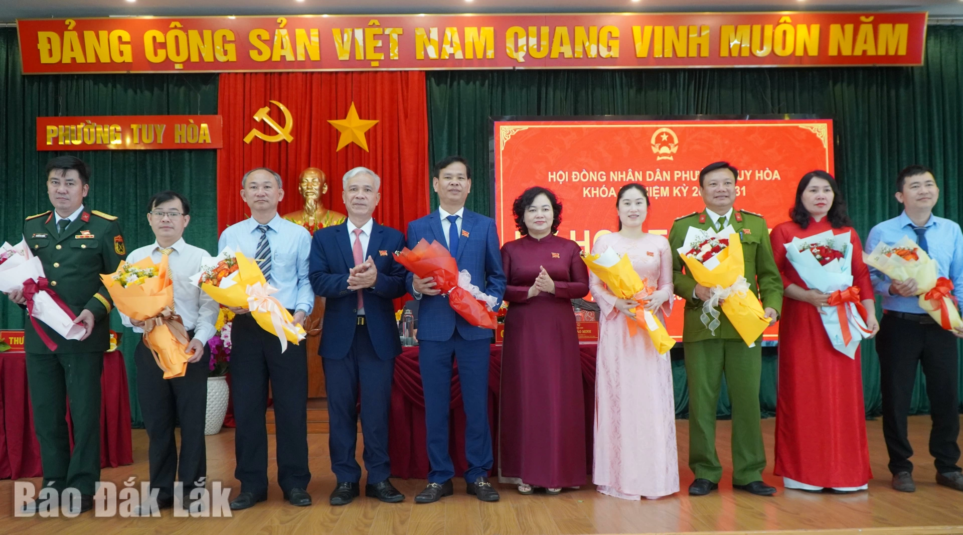 Bà Đào Bảo Minh, Ủy viên Ban Thường vụ Tỉnh ủy, Bí thư Đảng ủy, Chủ tịch HĐND phường Tuy Hòa khóa II và ông Huỳnh Ngọc Oánh, Phó bí thư Thường trực Đảng ủy phường tặng hoa chúc mừng chủ tịch, các phó chủ tịch và ủy viên UBND phường Tuy Hòa nhiệm kỳ 2026-2031.
