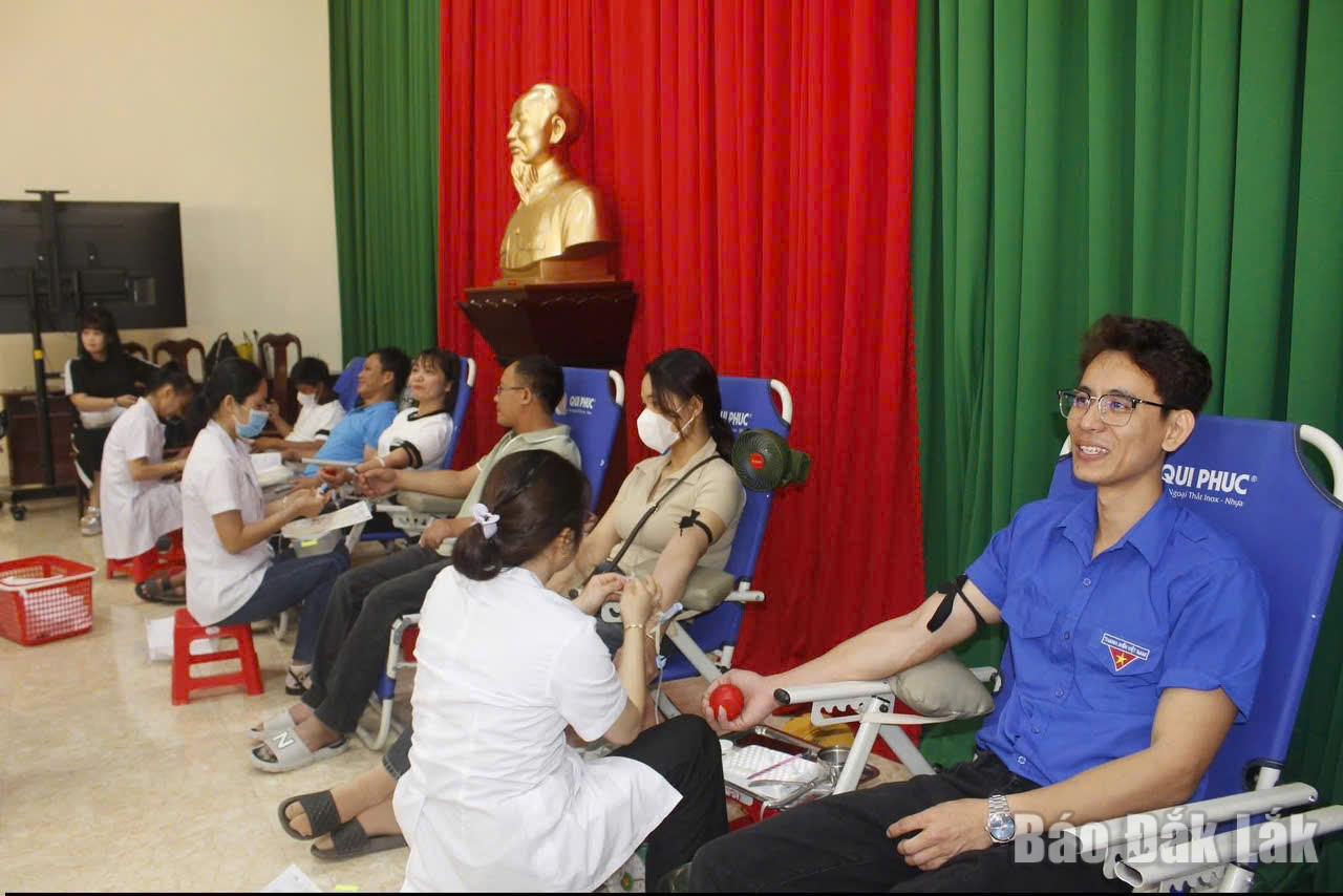 Các tình nguyện viên tham gia hiến máu tại