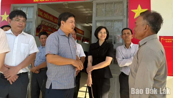 Bí thư Tỉnh ủy Lương Nguyễn Minh Triết kiểm tra tình hình triển khai nhà tránh lũ