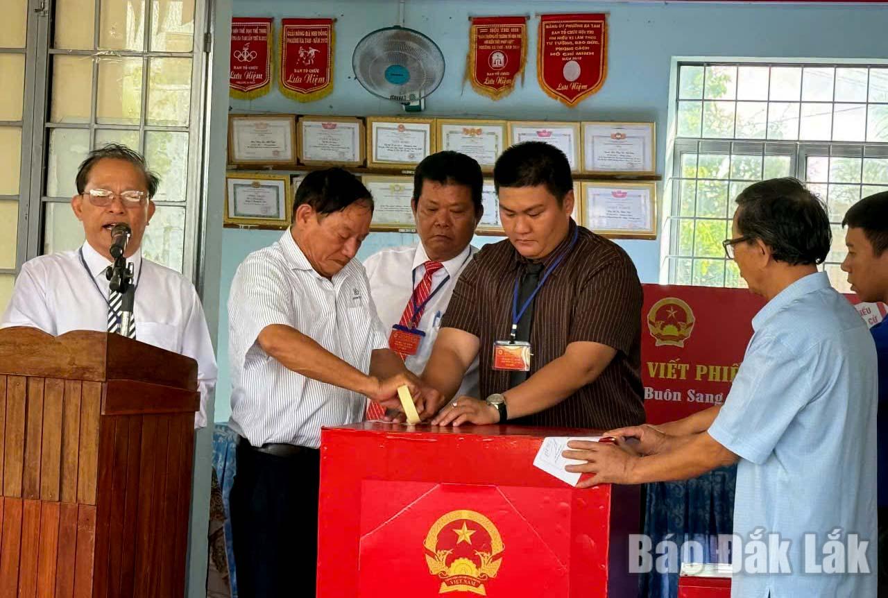 Đại diện Tổ bầu cử tiến hành kiểm tra thùng phiếu chính trước khi cử tri bỏ phiếu.