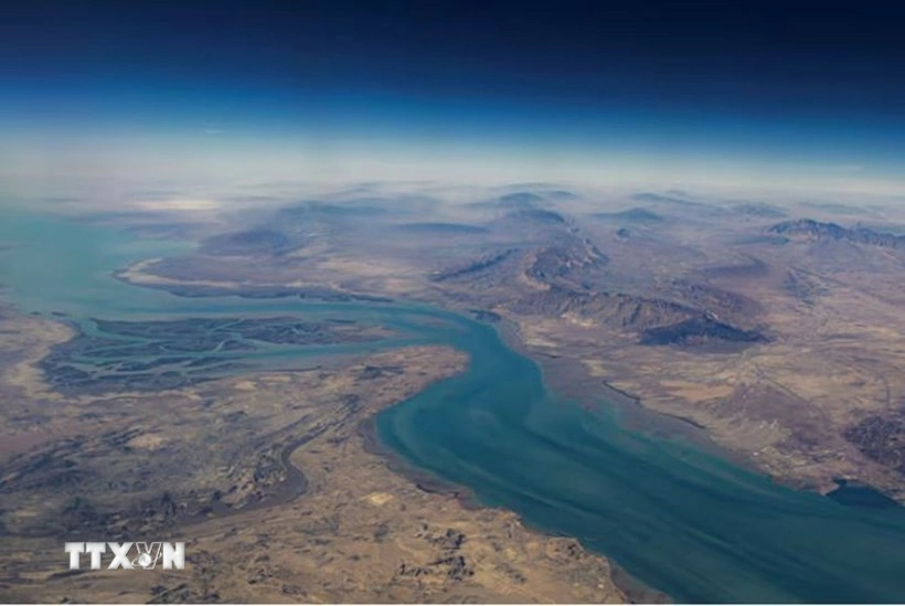 Quang cảnh bờ biển Iran và đảo Qeshm ở eo biển Hormuz. Ảnh: TTXVN