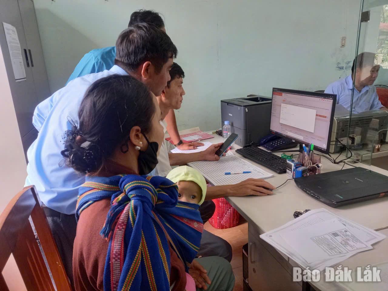 Officials from Ea Ly commune providing guidance to ethnic minority people on administrative procedures.