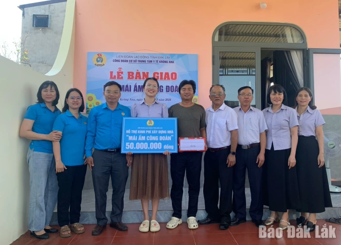 Bàn giao Mái ấm công đoàn cho 2 đoàn viên ở xã Krông Ana và Dray Bhăng