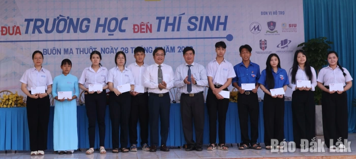 Đưa trường học đến thí sinh