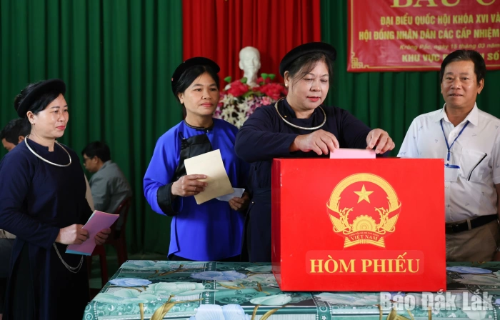 Cử tri xã Krông Pắc nô nức tham gia ngày hội non sông