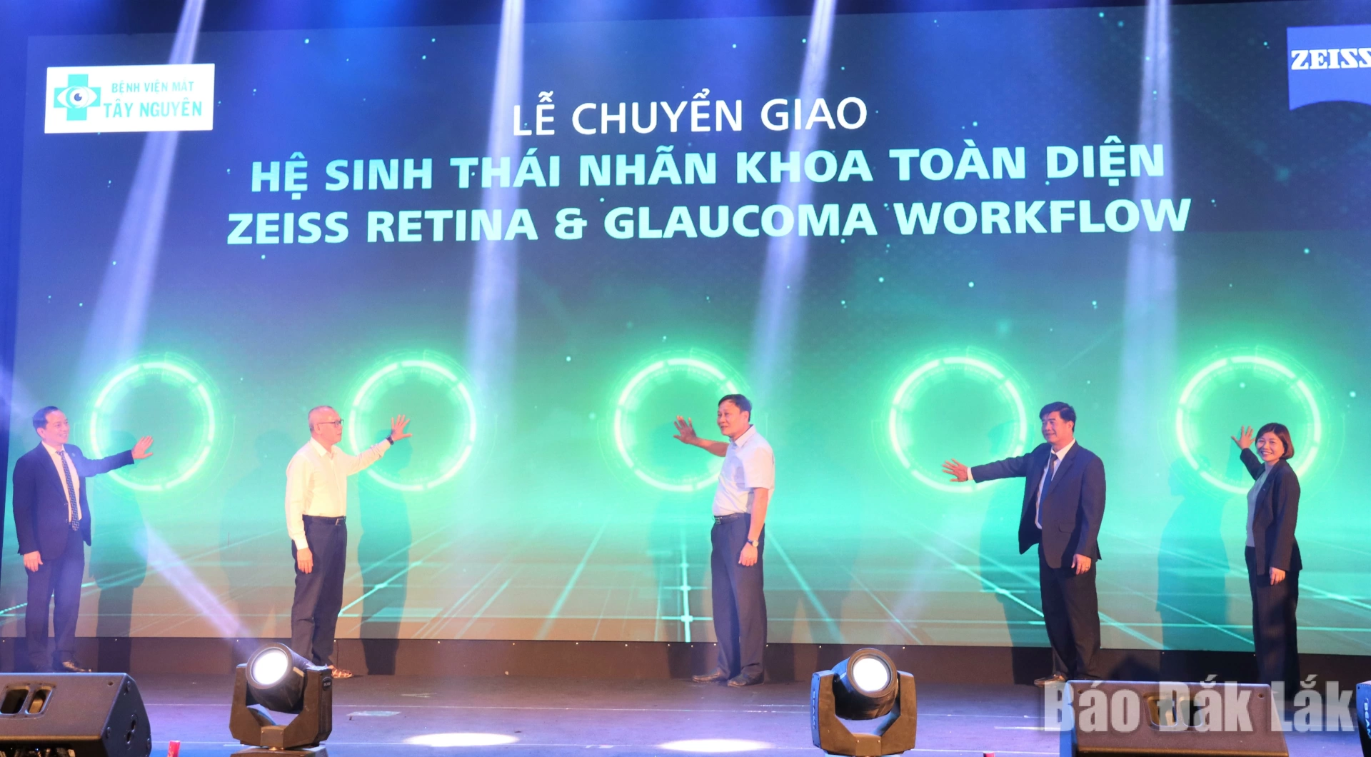 Đại biểu nhấn nút ra mắt