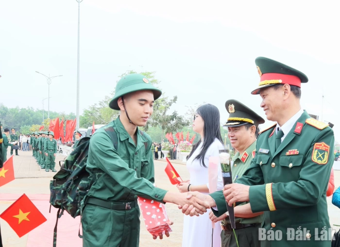 478 công dân lên đường nhập ngũ tại điểm giao, nhận quân số 1 của Ban Chỉ huy Phòng thủ Khu vực 4 - M’Đrắk