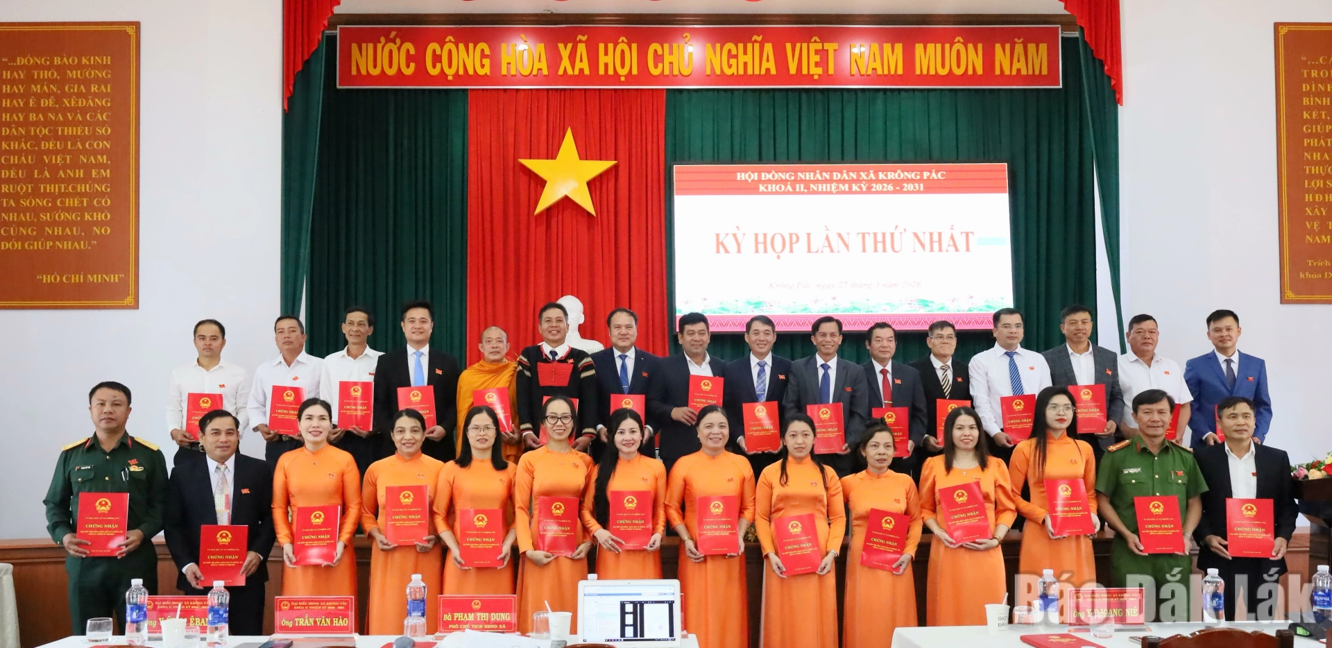 Thường trực HĐND xã Krông Pắc khóa II, tặng hoa, giấy chứng nhận cho các đại biểu trúng cử đại biểu HĐND xã, nhiệm kỳ 2026 - 2031.