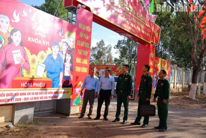 Kiểm tra công tác chuẩn bị bầu cử tại xã biên giới Buôn Đôn