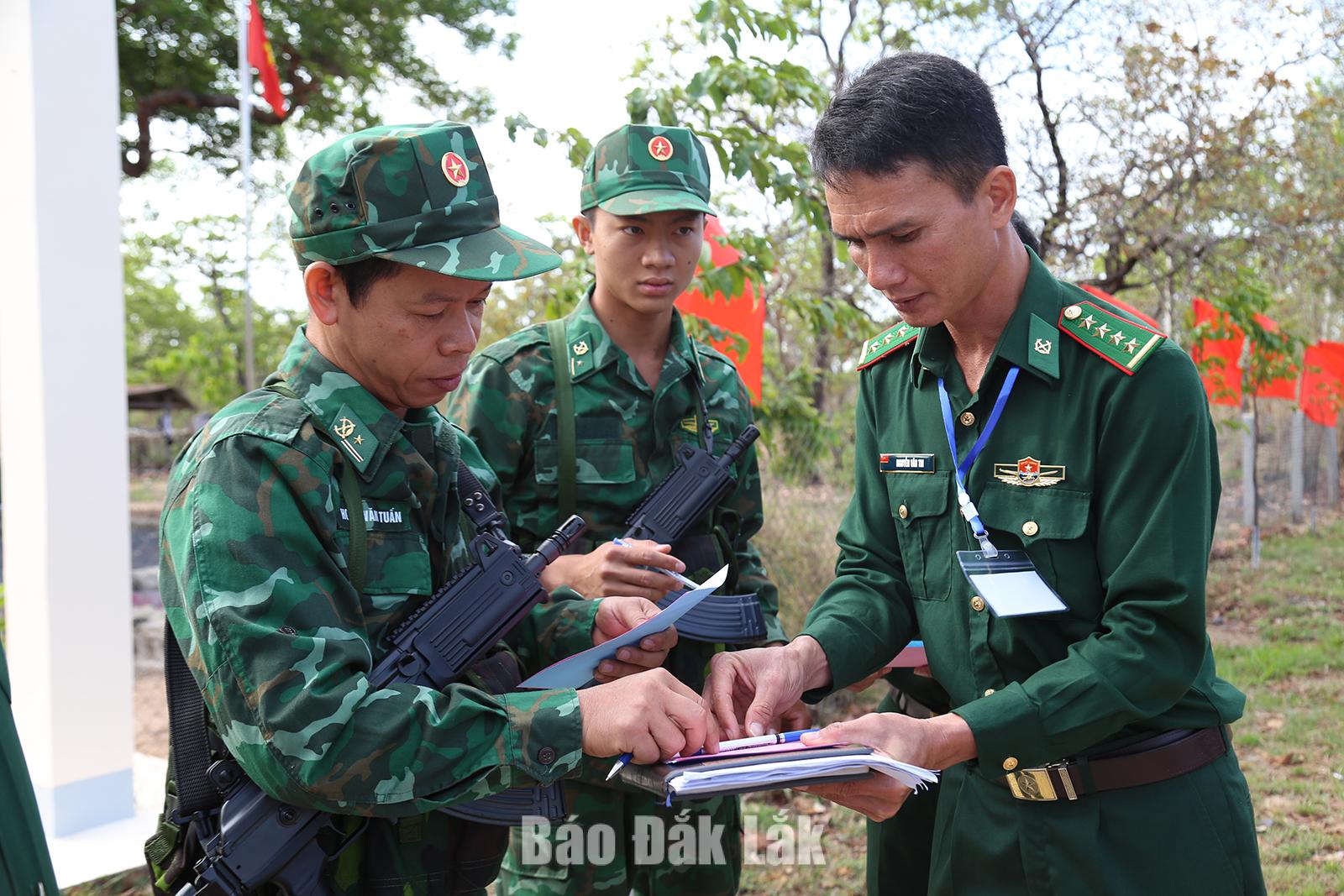 Tổ bầu cử phát phiếu bầu cho cử tri là những cán bộ, chiến sĩ đang tuần tra trên biên giới.