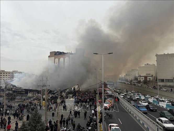 Khói bốc lên từ hiện trường vụ cháy khu chợ ở phía Tây thủ đô Tehran, Iran ngày 3/2/2026. Ảnh: Anadolu Agency/TTXVN