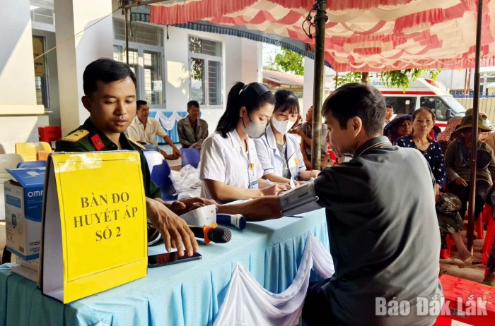 Khám bệnh, cấp phát thuốc miễn phí cho người dân xã Cư Pui