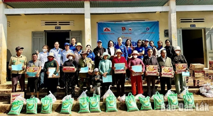 Tặng quà, khám bệnh và cấp thuốc miễn phí cho người dân xã Krông Búk Tặng quà, khám bệnh và cấp thuốc miễn phí cho người dân xã Krông Búk