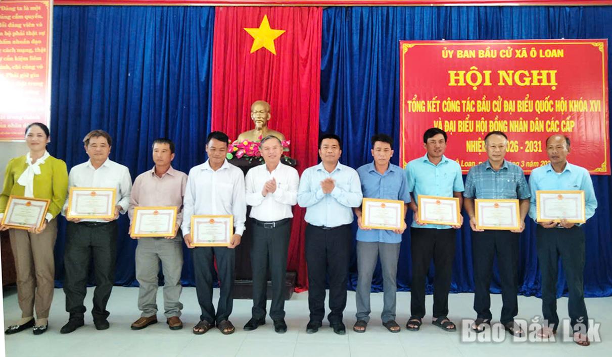 Dịp này, Ủy ban Bầu cử xã Ô Loan đã trao giấy khen cho 13 tập thể và 91 cá nhân có thành tích xuất sắc trong công tác bầu cử, góp phần vào thành công chung của cuộc bầu cử trên địa bàn.