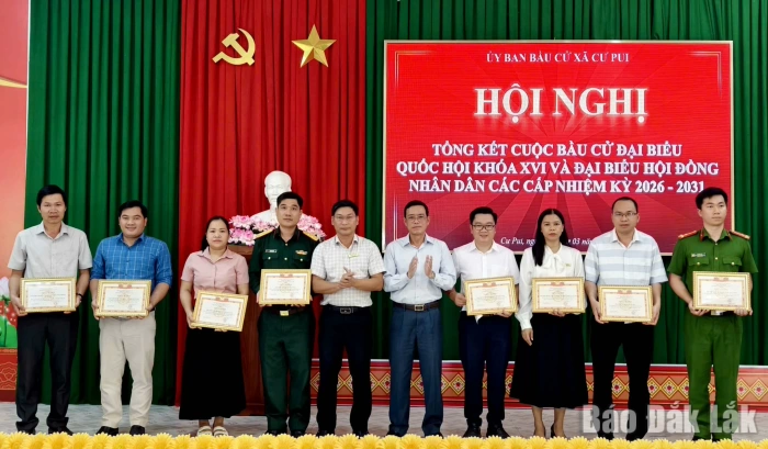 Xã Cư Pui khen thưởng 99 tập thể và cá nhân xuất sắc trong công tác bầu cử