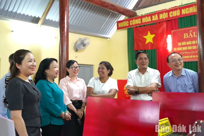 Phó Bí thư Thường trực Tỉnh ủy Cao Thị Hòa An kiểm tra công tác chuẩn bị bầu cử tại phường Cư Bao và hai xã Ea Tul, Cuôr Đăng