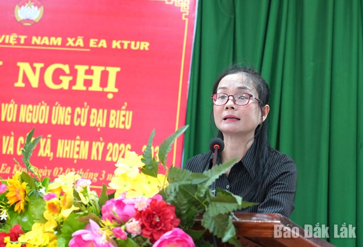 Bí thư Đảng ủy, Chủ tịch HĐND xã Ea Ktur Nguyễn Thị Thúy Liễu trình bày chương trình hành động tại hội nghị.